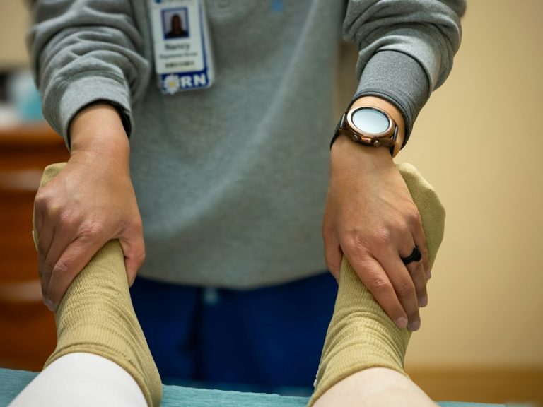 Rehabilitación a Domicilio Madrid Terapia de rehabilitación a domicilio Madrid en la que se masajean los tobillos de un paciente.