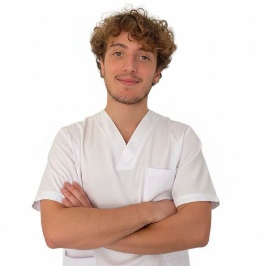 Gioel Luca Fisioterapeuta a domicilio Fisioterapeuta con brazos cruzados y sonrisa.